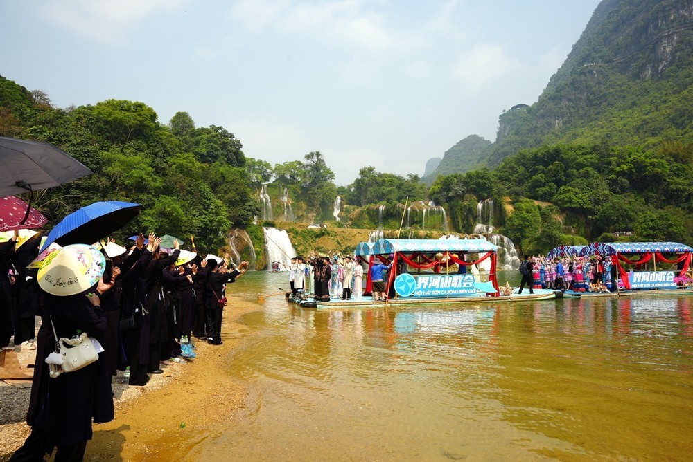 Liên hoan tiếng hát dân ca trên sông biên giới Cao Bằng (Việt Nam) - Sùng Tả (Trung Quốc) - Ảnh 1. Liên hoan tiếng hát dân ca trên sông biên giới Cao Bằng (Việt Nam) - Sùng Tả (Trung Quốc) - Ảnh 1.