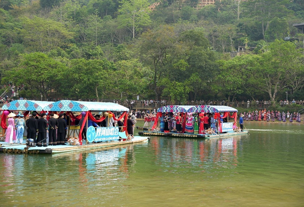 Liên hoan tiếng hát dân ca trên sông biên giới Cao Bằng (Việt Nam) - Sùng Tả (Trung Quốc) - Ảnh 2. Liên hoan tiếng hát dân ca trên sông biên giới Cao Bằng (Việt Nam) - Sùng Tả (Trung Quốc) - Ảnh 2.