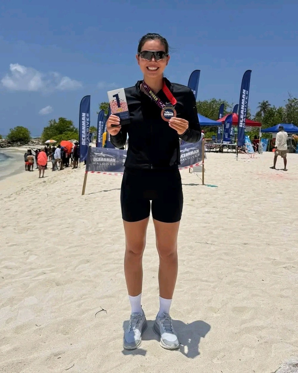 Ánh Viên gây chấn động tại Maldives: Vô địch bơi biển 10km, cán đích cùng lúc với VĐV nam số 1 - Ảnh 1.
