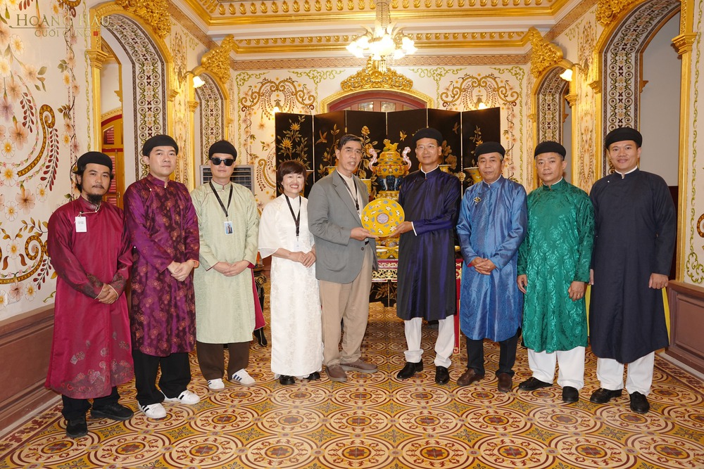 Đoàn phim 'Hoàng hậu cuối cùng' trao tặng bộ sưu tập gốm Bát Tràng độc bản cho Cố đô Huế, - Ảnh 2.