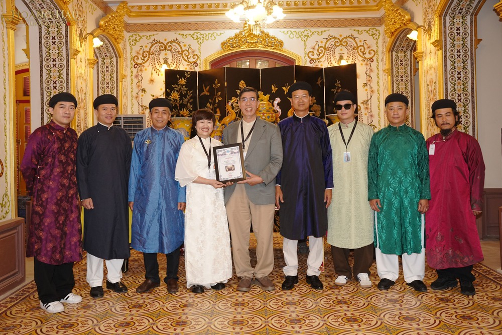 Đoàn phim 'Hoàng hậu cuối cùng' trao tặng bộ sưu tập gốm Bát Tràng độc bản cho Cố đô Huế, - Ảnh 1.