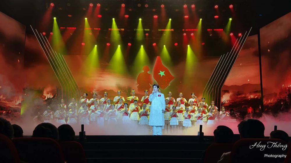 TRỰC TIẾP Lễ trao Giải thưởng Cống hiến 2026: Cầu thủ Đình Bắc nhận Giải Gương mặt trẻ Thể thao của năm - Ảnh 3.