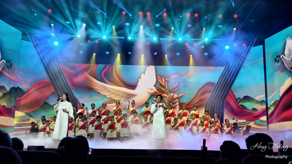 TRỰC TIẾP Lễ trao Giải thưởng Cống hiến 2026: Cầu thủ Đình Bắc nhận Giải Gương mặt trẻ Thể thao của năm - Ảnh 4.