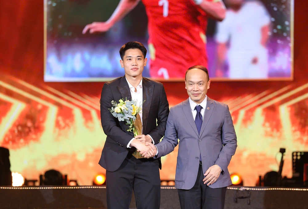 Đình Bắc xúc động nhận Gương mặt trẻ Thể thao của năm giải cống hiến - Ảnh 2.