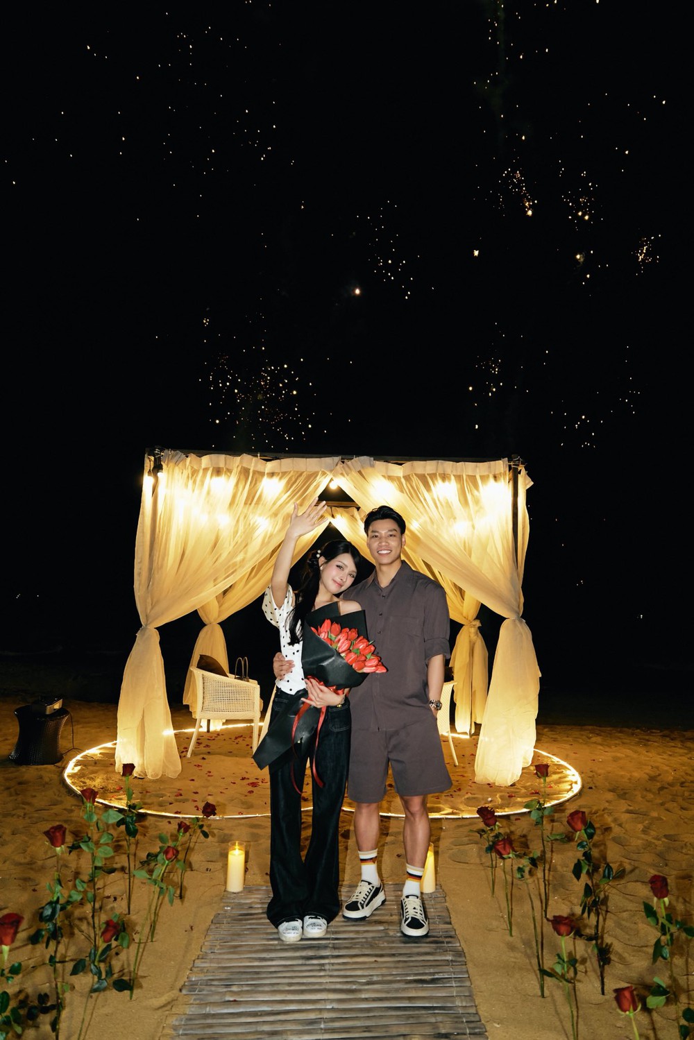 Hậu vệ Vũ Văn Thanh cầu hôn bạn gái hotgirl trong ngày đặc biệt - Ảnh 3.