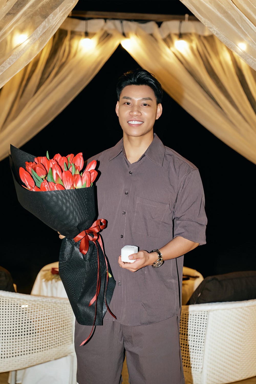 Hậu vệ Vũ Văn Thanh cầu hôn bạn gái hotgirl trong ngày đặc biệt - Ảnh 1.