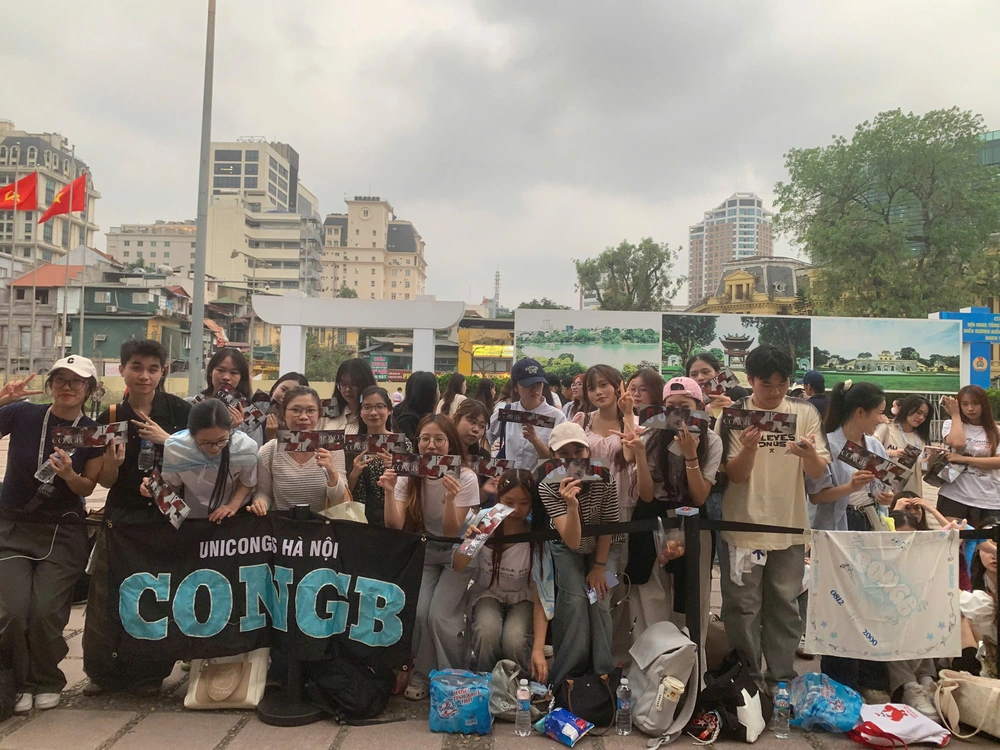 Lần đầu bố trí màn hình LED ngoài trời, fanzone Giải Cống hiến 2026 hút khán giả từ sớm - Ảnh 1.