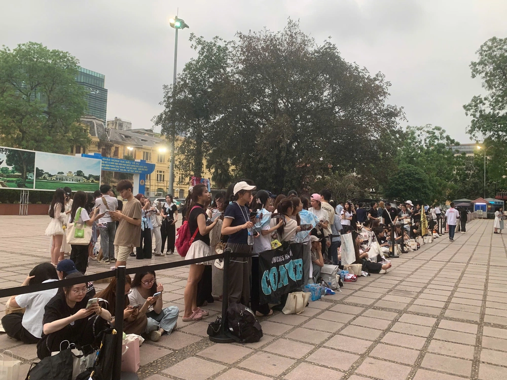 Lần đầu bố trí màn hình LED ngoài trời, fanzone Giải Cống hiến 2026 hút khán giả từ sớm - Ảnh 4.