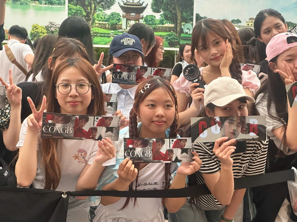 Lần đầu bố trí màn hình LED ngoài trời, fanzone Giải Cống hiến 2026 hút khán giả từ sớm - Ảnh 5.