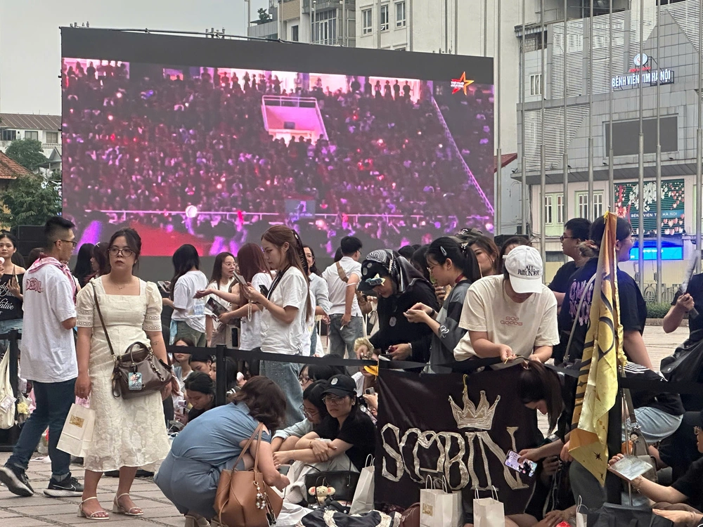 Lần đầu bố trí màn hình LED ngoài trời, fanzone Giải Cống hiến 2026 hút khán giả từ sớm - Ảnh 3.