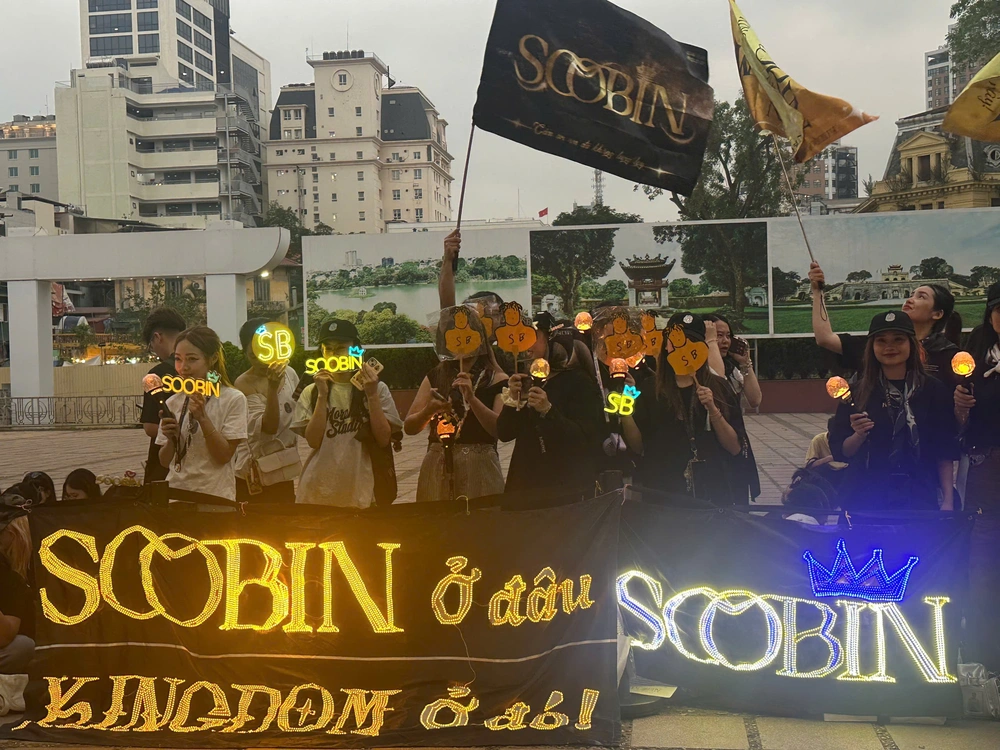 Lần đầu bố trí màn hình LED ngoài trời, fanzone Giải Cống hiến 2026 hút khán giả từ sớm - Ảnh 2.