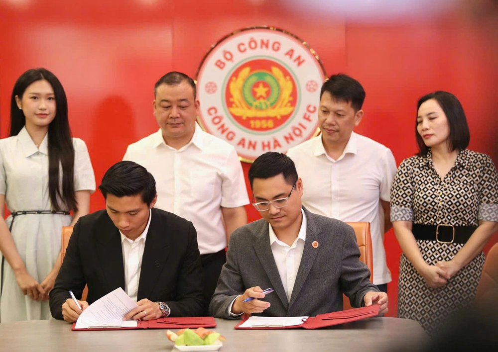 CLB CAHN gia hạn hợp đồng với một loạt trụ cột - Ảnh 1.