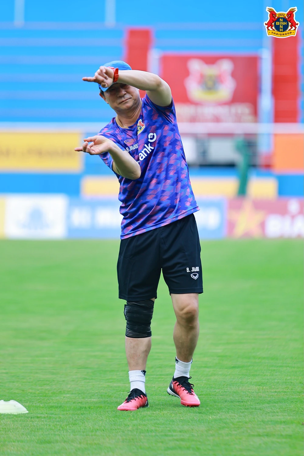 Tin nóng bóng đá Việt hôm nay 17/4: Trợ lý HLV Park Hang Seo dẫn dắt Ninh Bình; CLB Nam Định gia hạn hợp đồng với 3 trụ cột - Ảnh 1.