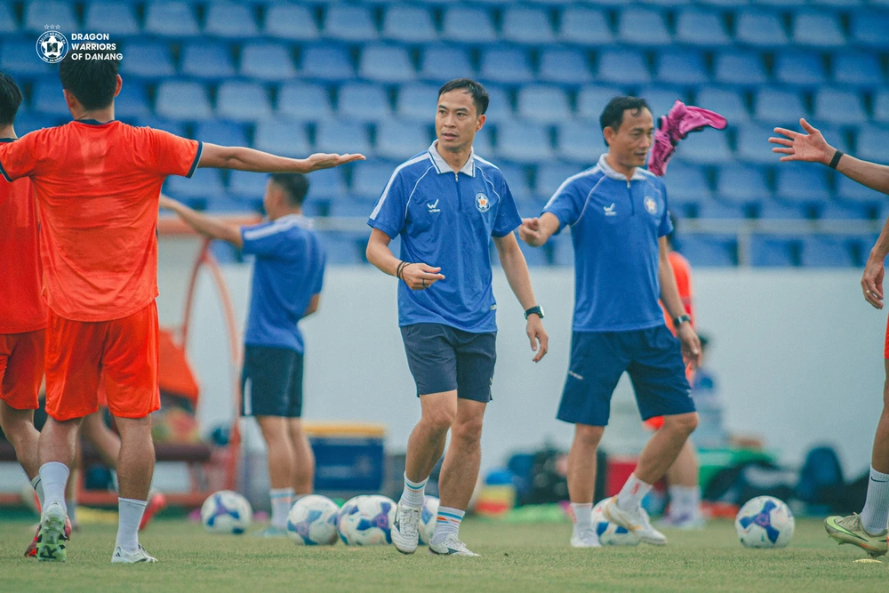 Tin nóng bóng đá Việt hôm nay 17/4: Trợ lý HLV Park Hang Seo dẫn dắt Ninh Bình; CLB Nam Định gia hạn hợp đồng với 3 trụ cột - Ảnh 3.