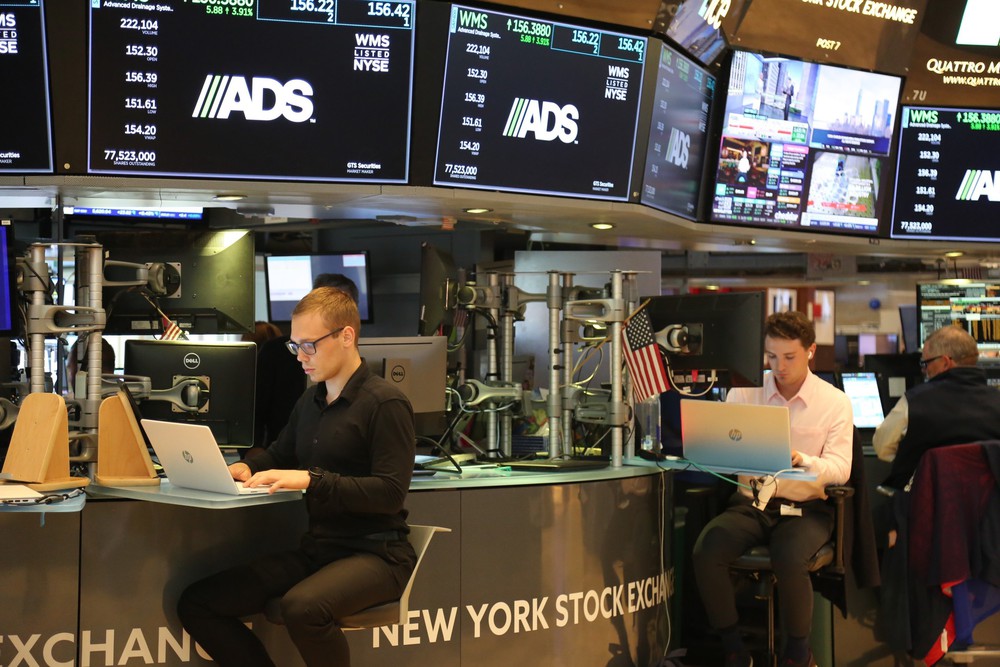 Chứng khoán Mỹ lập đỉnh - Giá dầu và vàng nhích nhẹ - Ảnh 1.