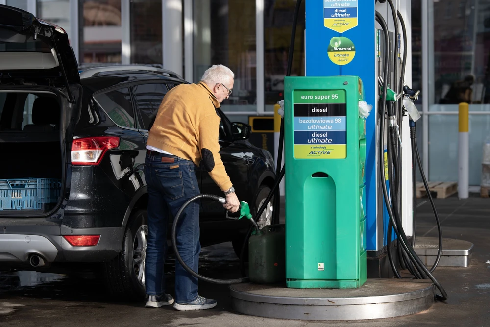 Chứng khoán Mỹ lập đỉnh - Giá dầu và vàng nhích nhẹ - Ảnh 2.