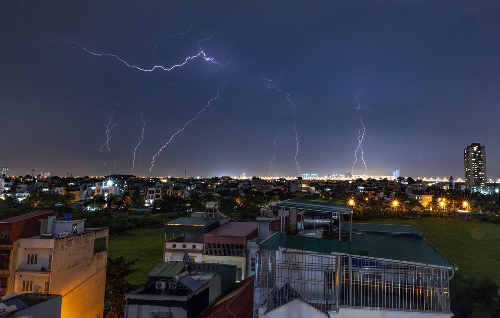 Cảnh báo dông, lốc sét, mưa đá và cục bộ mưa lớn ở Hà Nội - Ảnh 1.