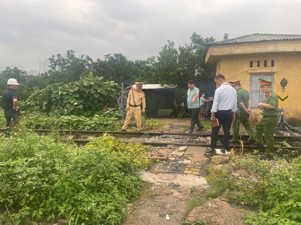 Hà Nội: Xử lý dứt điểm các lối đi tự mở trái phép, bảo đảm hành lang an toàn đường sắt - Ảnh 1.