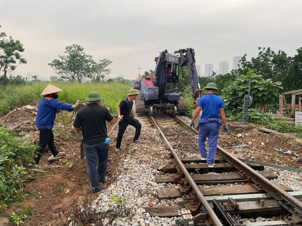 Hà Nội: Xử lý dứt điểm các lối đi tự mở trái phép, bảo đảm hành lang an toàn đường sắt - Ảnh 2.