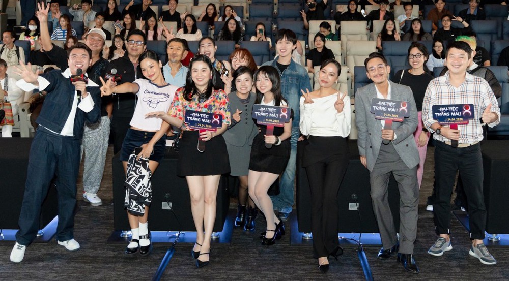 “Đại tiệc trăng máu 8” có cảnh mở đầu hay hơn phim gốc Nhật Bản - Ảnh 1.