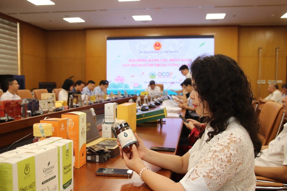 Cô giáo dạy hóa chuyển nghề nuôi ong, mang Mật ong Việt Nam ra thế giới - Ảnh 1.