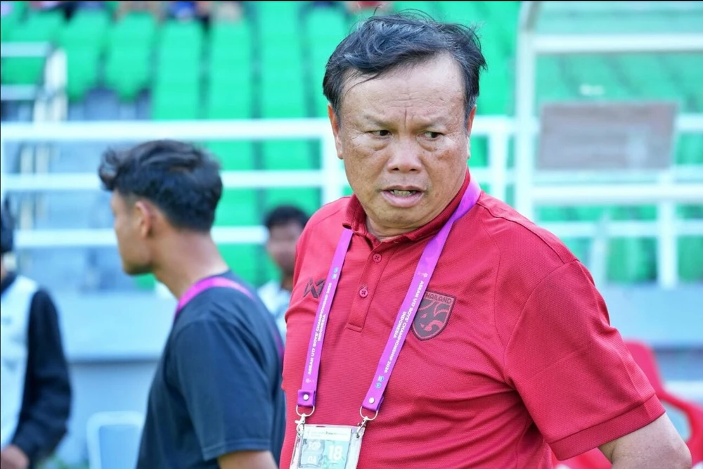 Bị U17 Lào loại, HLV Thái Lan xin lỗi và thông báo rời đi - Ảnh 1.