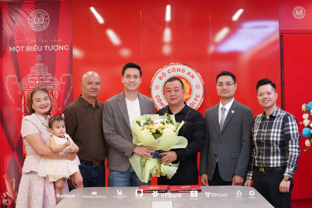 Bùi Hoàng Việt Anh chốt hợp đồng mới với CAHN - Ảnh 1.