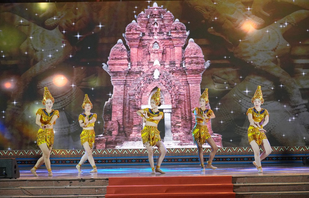 Gắn kết, tôn vinh bản sắc văn hóa các dân tộc - Ảnh 3.