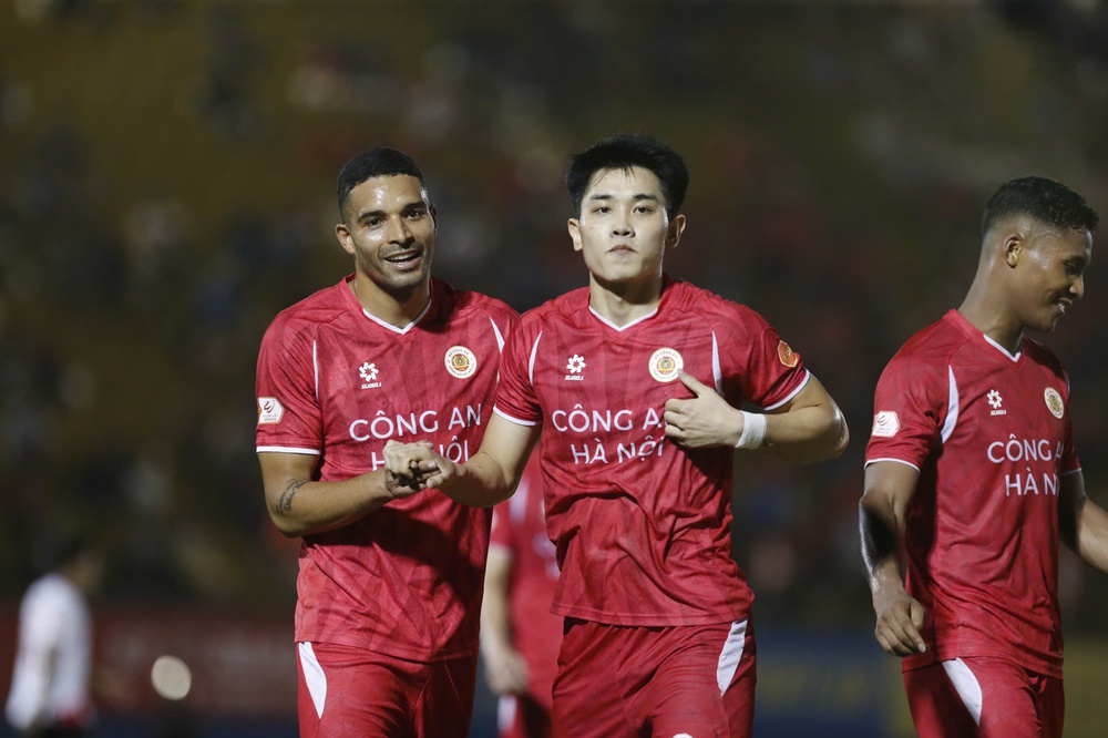 Tin nóng bóng đá Việt hôm nay 20/4: Đình Bắc tiết lộ lý do giúp CAHN thăng hoa; HLV Mai Xuân Hợp tiếc khi chỉ hòa SLNA - Ảnh 1.