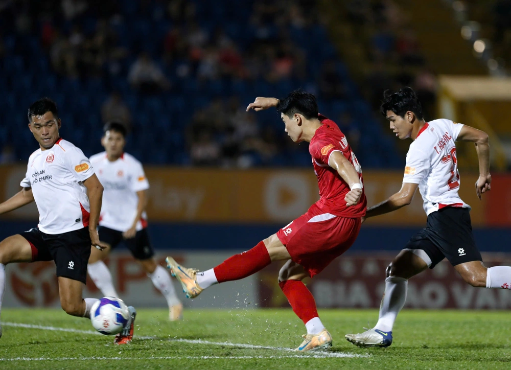 Đình Bắc ghi bàn trong trận derby, CAHN thắng dễ CA TPHCM để xây chắc ngôi đầu - Ảnh 1.