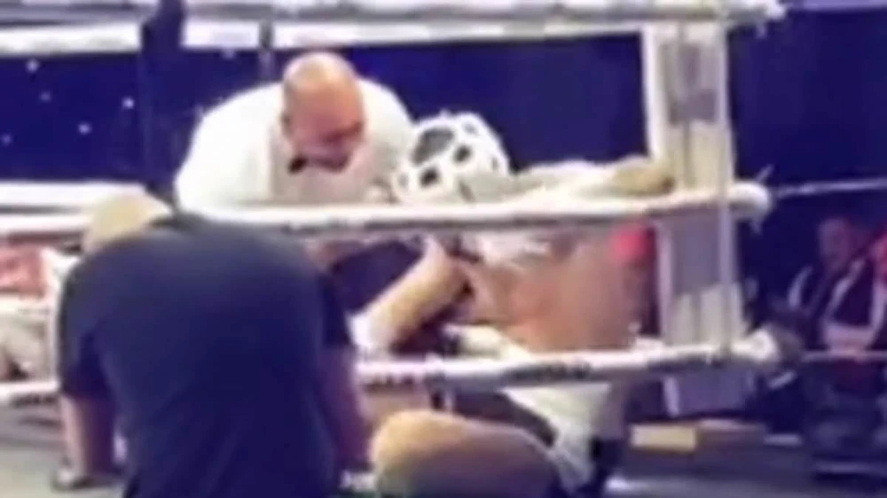 Cựu sao Ngoại hạng Anh có màn ra mắt quyền Anh thảm họa, bị hạ knock-out ngay hiệp 1 - Ảnh 2.
