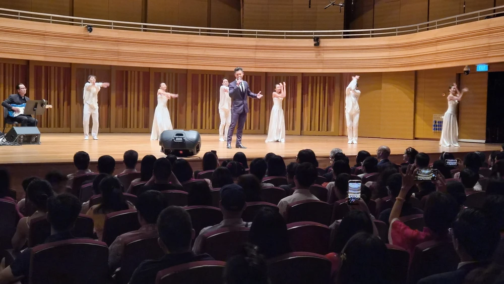 Đêm nhạc Trịnh Công Sơn "Nối vòng tay lớn" đến Singapore - Ảnh 5.