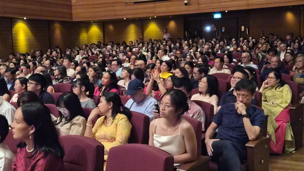 Đêm nhạc Trịnh Công Sơn "Nối vòng tay lớn" đến Singapore - Ảnh 4.