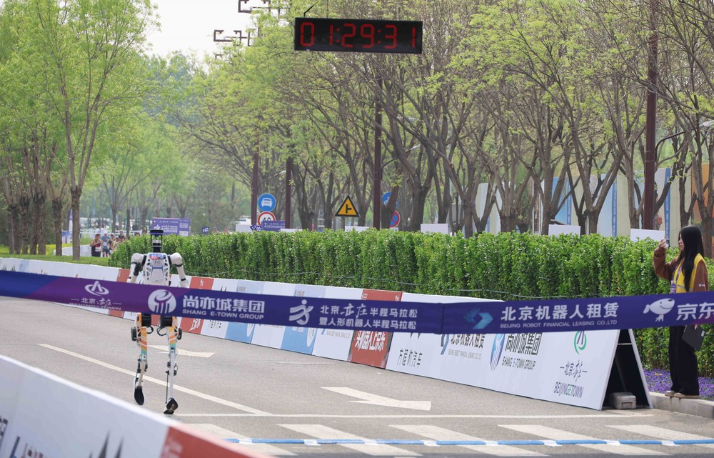 Robot hình người lập kỷ lục tại giải chạy bán marathon ở Trung Quốc - Ảnh 1.