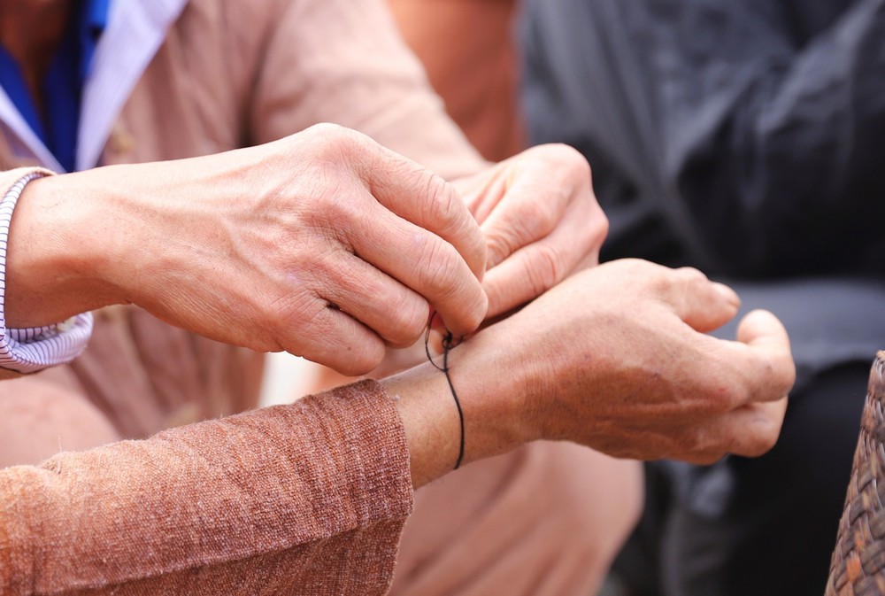 Ngày Văn hóa các dân tộc Việt Nam 19/4: Nghi thức buộc chỉ cổ tay của người Ơ Đu - Ảnh 4.