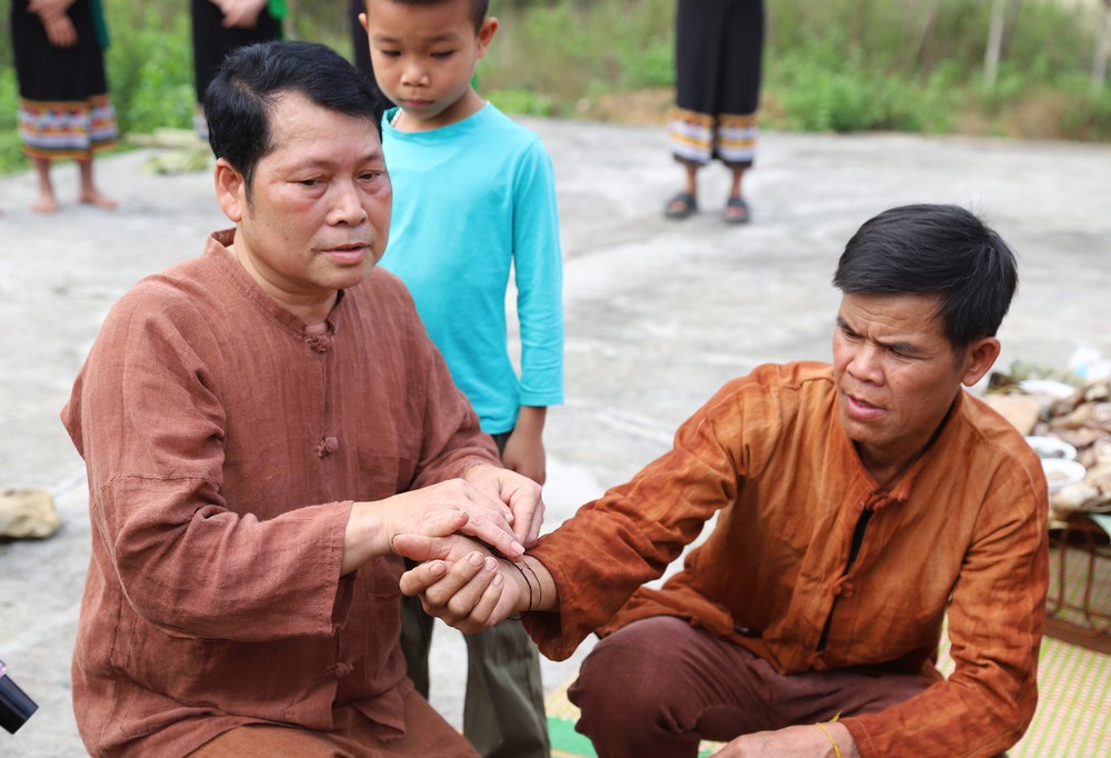 Ngày Văn hóa các dân tộc Việt Nam 19/4: Nghi thức buộc chỉ cổ tay của người Ơ Đu - Ảnh 3.