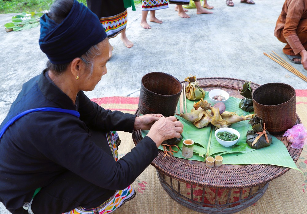 Ngày Văn hóa các dân tộc Việt Nam 19/4: Nghi thức buộc chỉ cổ tay của người Ơ Đu - Ảnh 6.