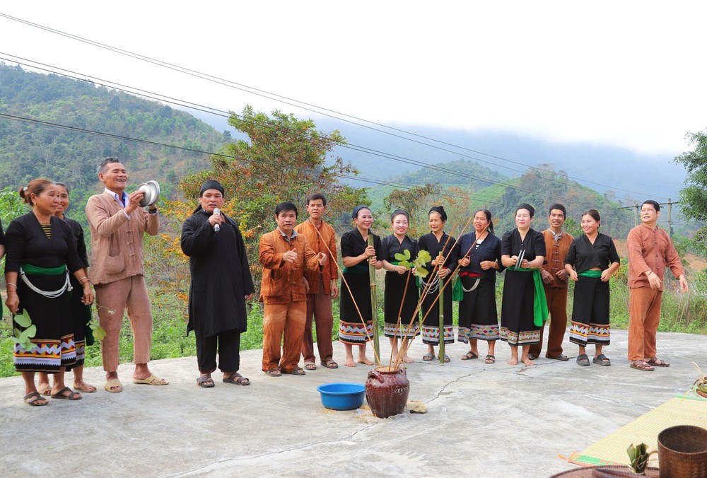 Ngày Văn hóa các dân tộc Việt Nam 19/4: Nghi thức buộc chỉ cổ tay của người Ơ Đu - Ảnh 1.