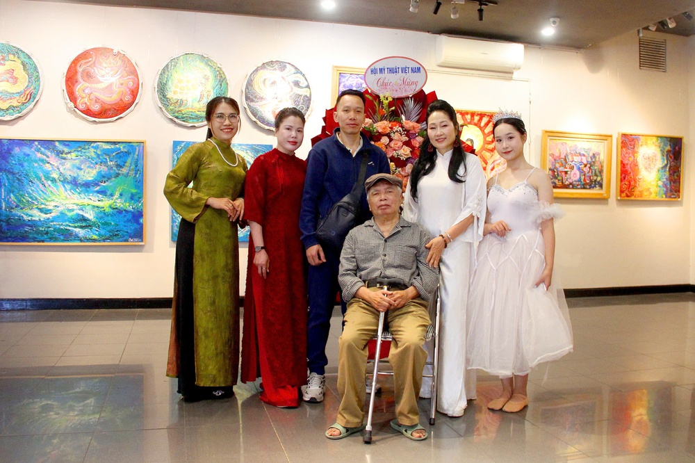 Những nhân vật bước ra từ tranh trong triển lãm Tương giao 2 của Họa sĩ Quế Chi - Ảnh 10.