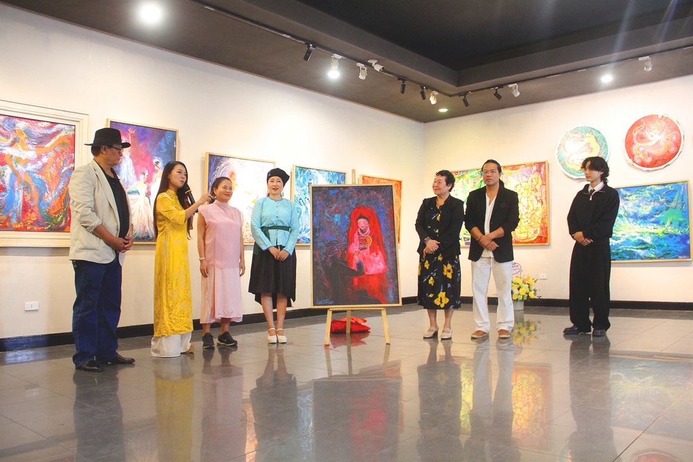 Những nhân vật bước ra từ tranh trong triển lãm Tương giao 2 của Họa sĩ Quế Chi - Ảnh 1.