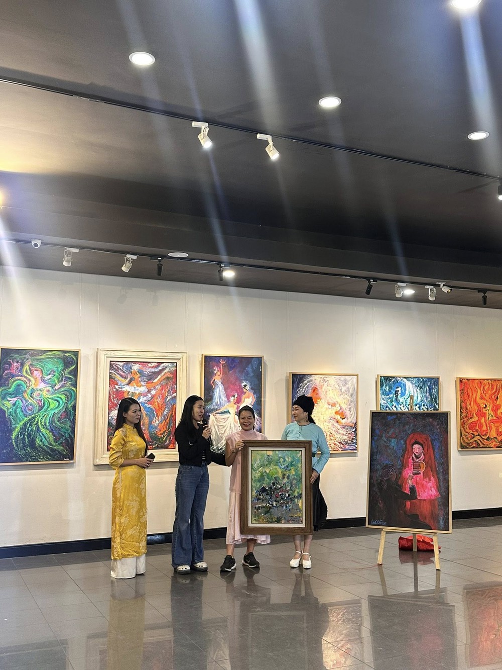 Những nhân vật bước ra từ tranh trong triển lãm Tương giao 2 của Họa sĩ Quế Chi - Ảnh 4.