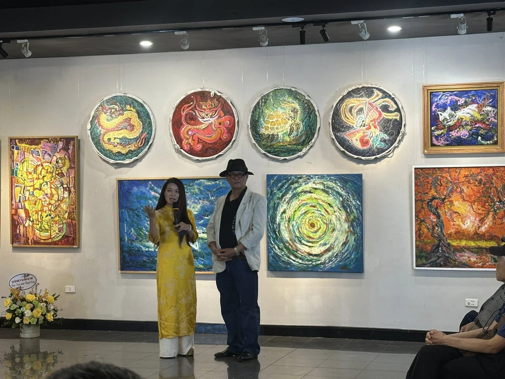 Những nhân vật bước ra từ tranh trong triển lãm Tương giao 2 của Họa sĩ Quế Chi - Ảnh 7.