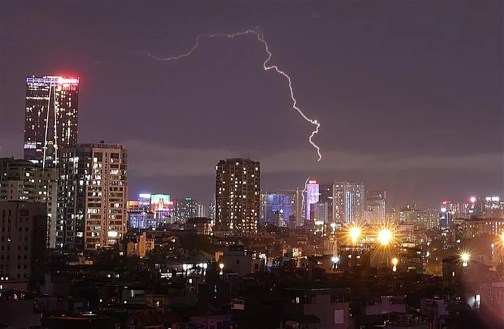 Cảnh báo mưa dông kèm lốc sét, mưa đá ở Bắc Bộ từ chiều tối 3/4 - Ảnh 1.