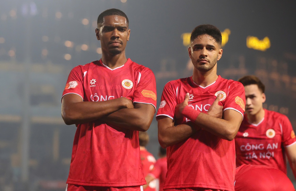 
Bình luận viên Quang Huy: 'V-League bước vào khúc cua quan trọng' - Ảnh 1.