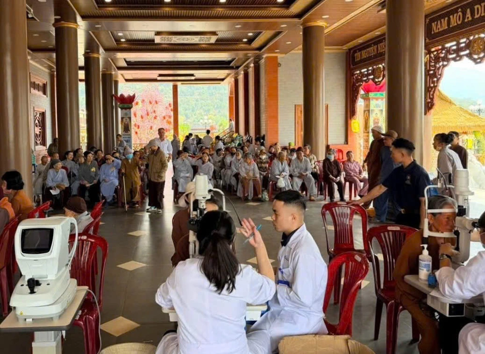 Bệnh viện Mắt Sài Gòn Đà Lạt triển khai chương trình chăm soc mắt miễn phí cho cộng đồng tại Đức Trọng (Lâm Đồng) - Ảnh 1.