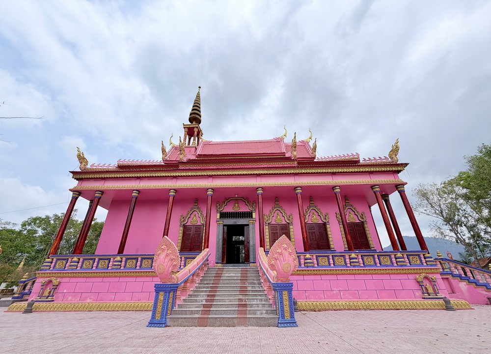 Chùa Hàng Còng, ngôi chùa màu hồng độc đáo ở An Giang - Ảnh 5.