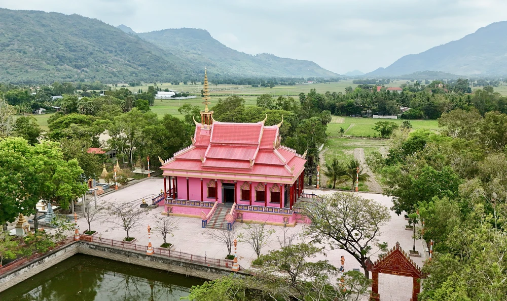 Chùa Hàng Còng, ngôi chùa màu hồng độc đáo ở An Giang - Ảnh 1.