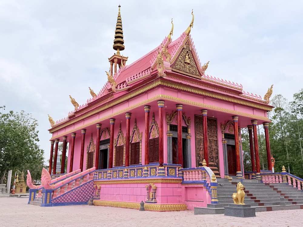 Chùa Hàng Còng, ngôi chùa màu hồng độc đáo ở An Giang - Ảnh 4.