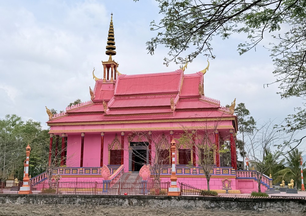 Chùa Hàng Còng, ngôi chùa màu hồng độc đáo ở An Giang - Ảnh 3.