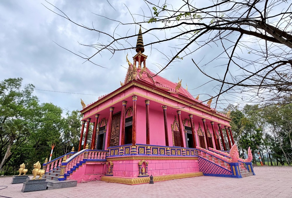 Chùa Hàng Còng, ngôi chùa màu hồng độc đáo ở An Giang - Ảnh 2.